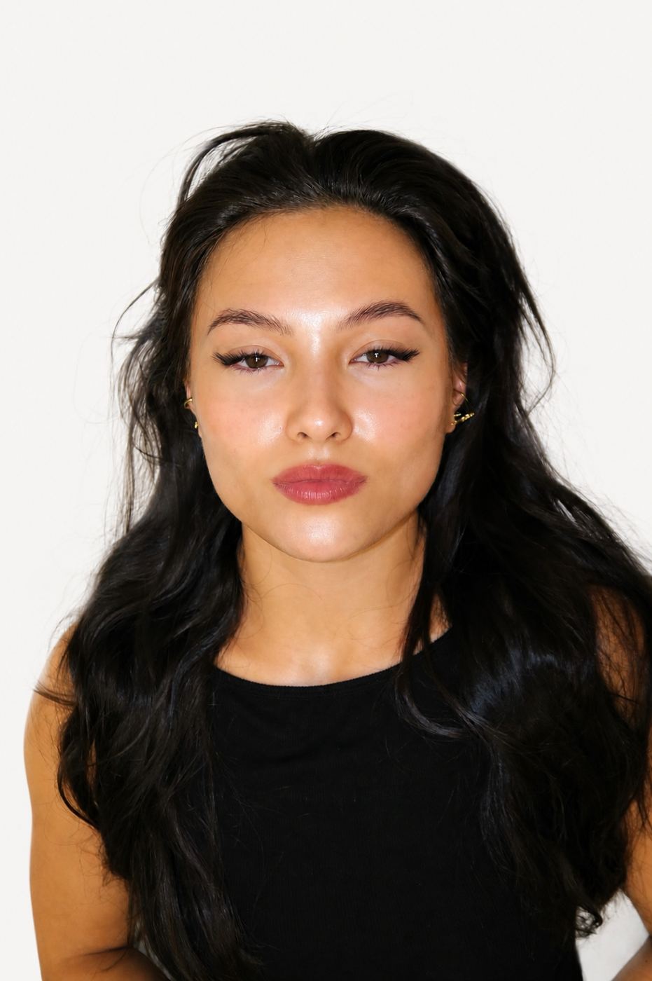Eyeliner-effect lash set on dark features