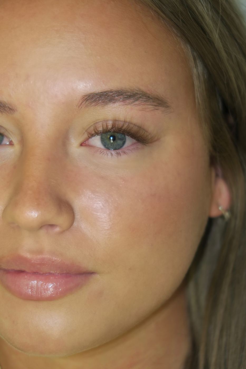 Soft natural lash set on a blue eye