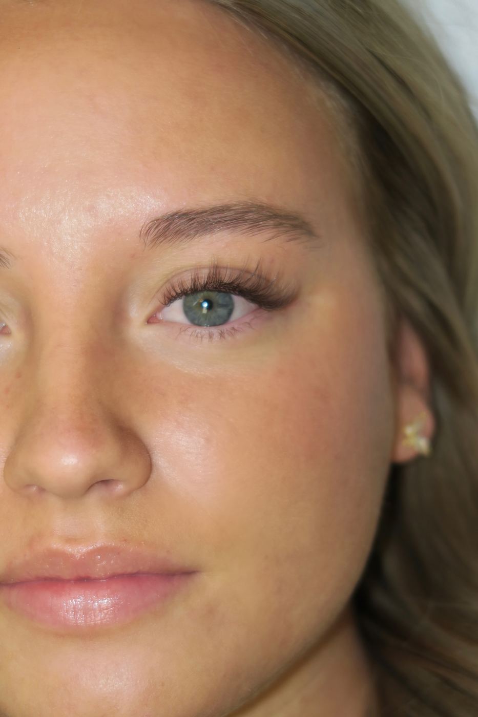 Soft brown wispy lash set on a blue eye