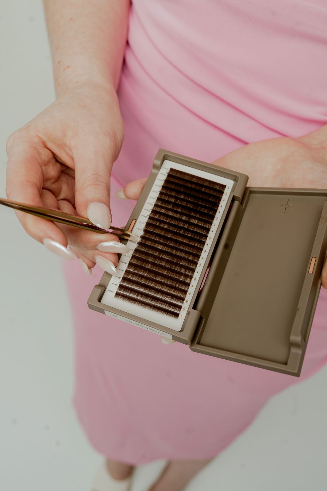 Rich brown lash extension tray
